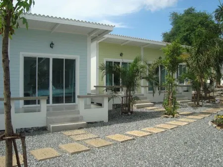 Charlie's Bungalows Отели рядом с достопримечательностью «Hat Tham Phang»