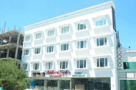 Vsr Grand Отели рядом с достопримечательностью «Boyakonda Gangamma Temple»