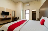 RedDoorz Plus near Ramayana Pematangsiantar Hotel di Siantar Timur