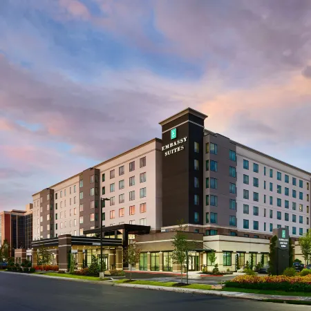 Embassy Suites by Hilton Atlanta Airport North Отели в г. Хейпвиль