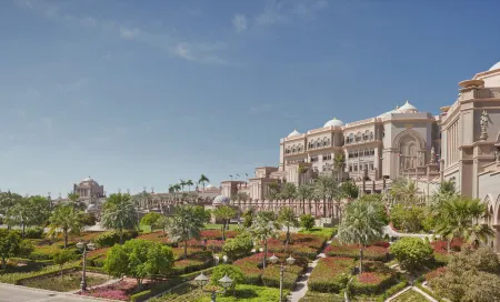 Emirates Palace Mandarin Oriental, Abu Dhabi Отели рядом с достопримечательностью «Khalifa University Extension»