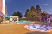 La Quinta Inn by Wyndham Austin North - Bathtub