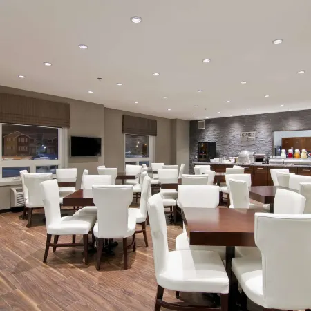 Home Inn & Suites Regina Airport