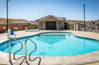 Utah Group Getaway w/ Patio! Swim, Soak & Hike - مسبح