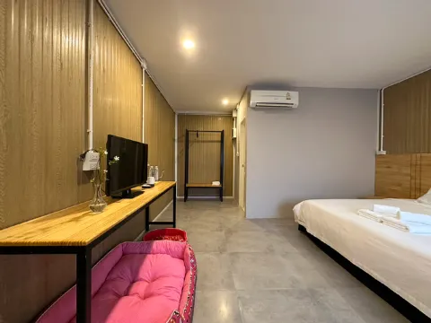 ห้องเตียงใหญ่ พร้อมวิวสวน