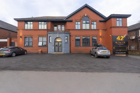 42 Apart-Hotel Отели рядом с достопримечательностью «The House»