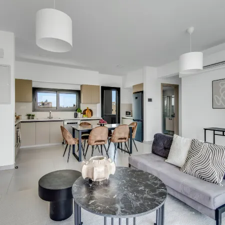 Sanders Elgio - Generous 2-Bdr. Apt. w/ Balcony