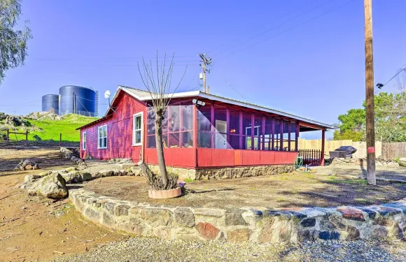 帶有塞拉內華達山景的平靜農舍