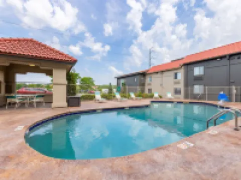 La Quinta Inn by Wyndham Kansas City Lenexa レネックサのホテル