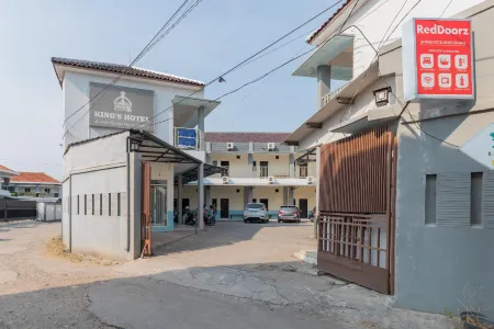 RedDoorz @ Kings Hotel Near Csb Mall