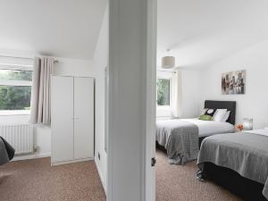 "skyvillion - Lush 2 Bed Hydean Way House + Garden"