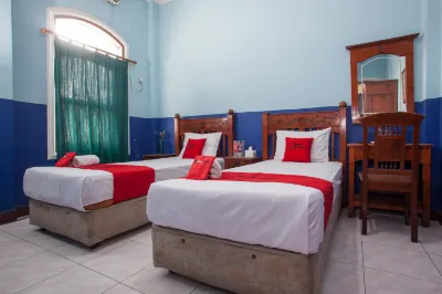 RedDoorz @ Genteng Surabaya 2 Hotels in Gundih