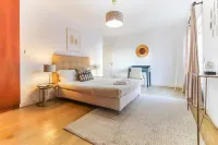 Laranjeiras Deluxe by Homing Hotels near Sete Rios Station