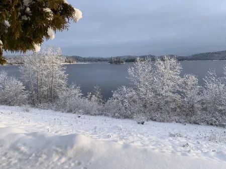 Renovated Chalet for Rent in Front of the Lake Отели в г. Ла Вале-де-ла-Гатино