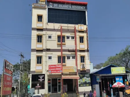 Anjaneya Residency Отели рядом с достопримечательностью «Karnataka Sangha»