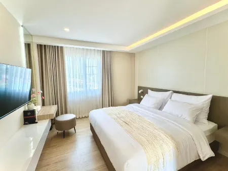 SUKJAI GRAND Luxury Boutique Hotel Отели рядом с достопримечательностью «Wat Si Sutthawat Phra Aram Luang»