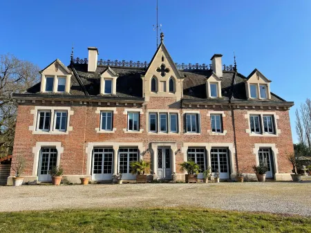 Stay at Château de Glairans: Pool and Park