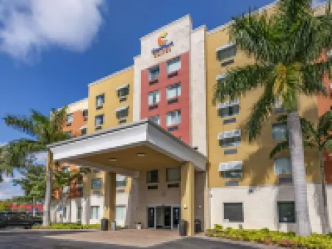 コンフォート スイーツ フォート ローダデール エアポート サウス & クルーズ ポート デイニアのホテル