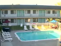Super 8 by Wyndham Tracy - Pools
