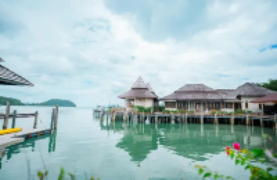สลักเพชรซีฟู้ด แอนด์ รีสอร์ท โรงแรมใกล้หาดหวายแฉก