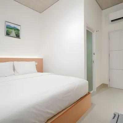 RedLiving Apartemen Sentra Timur - YN Idea Property Tower Kuning Hotel berhampiran Stesen Cakung