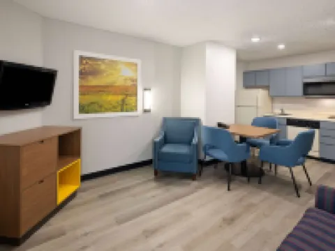 Days Inn & Suites by Wyndham Green Bay WI. Hotels in Brown County