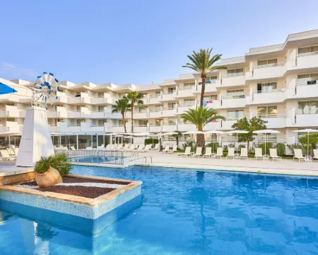Globales Cala Bona โรงแรมในLlevant