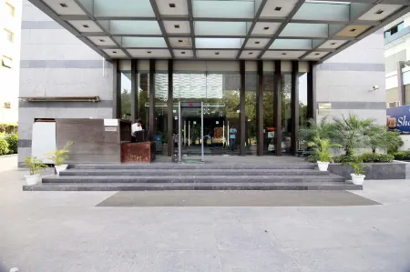 SK Premium Park Отели рядом с достопримечательностью «NIMS Institute»