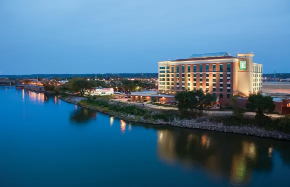 東皮奧里亞濱河希爾頓安泊酒店