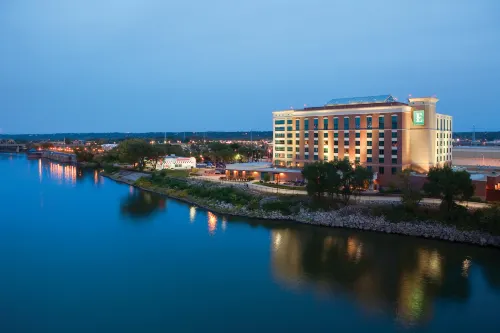 Embassy Suites by Hilton East Peoria Riverfront Hotel & Conference Center - parking