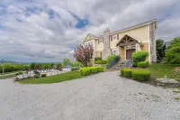 Cozy Family Ranch Home, Clean and Great Location! 2 Pools, Splash Pad, & Gym!