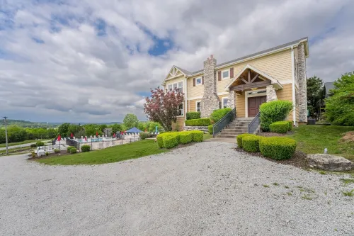 Cozy Family Ranch Home, Clean and Great Location! 2 Pools, Splash Pad, & Gym!