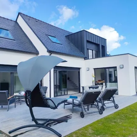 Modern house 3 minutes walk from the beach