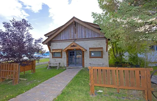 The Combat Fisherman. Entire house. One block to the Beaverhead. Walk to bars/fo