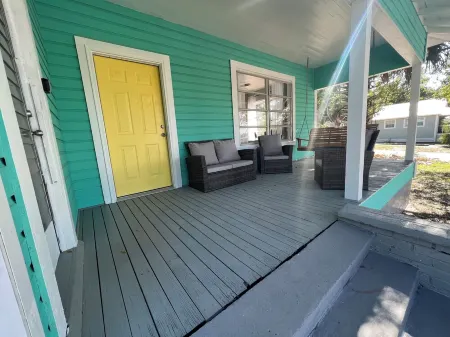 Lucy’s Beach Hideaway, 2 block to restaurants & waterfront
