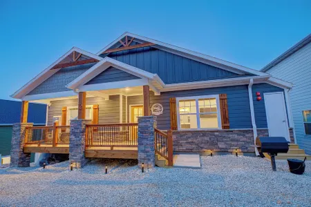 Specials!! • Theater • Lake Views • Hot Tub • Silver Dollar City