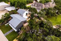 Couple's Lake House - pet friendly - kayaks & SUP boards