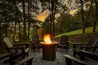 Peaceful Getaway-Hot Tub, Fire Pit, PS5, Amazing Views!