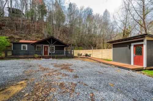 Central! Hot tub! Cozy Cabin Between Gatlinburg & Pigeon Forge!