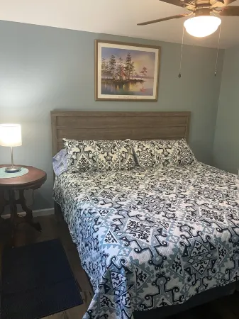 New lake view rental on Wolfcreek with boat ramp and lake access across the road Отели в г. Гров