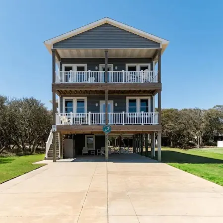 DownWinder- Spacious 3 BR House - Walk to Beach