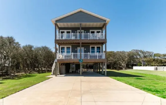 DownWinder- Spacious 3 BR House - Walk to Beach