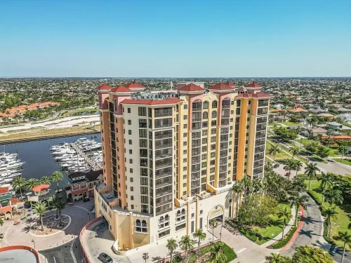 3 BR 2 BA with AMAZING 8th Floor River & Gulf View!