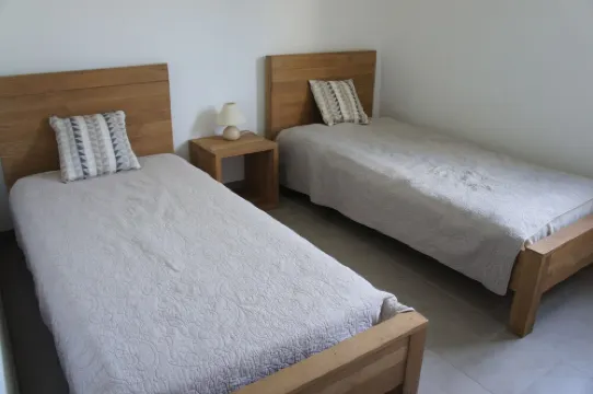 Luxury Apartment, Garden and Terrace, Swimmingpool, Beach 500m Away