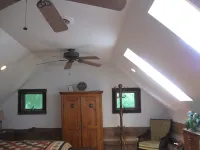 Vintage River Cabin, Log, Riverfront, Fireplace, dock, hottub, skylights, CHARM