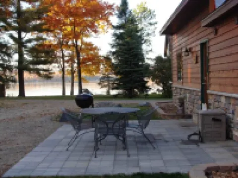 On North Twin Lake- Northern Exposure Rentals "Musky Lodge"