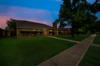 Updated 4 Bedroom Home Pool, Sleeps 8 Wifi Garage Hotels near MIDWAY COMMONS
