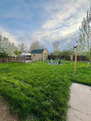 Quick access to state parks & bike trails. Giant backyard, pet-friendly! 라포트 호텔