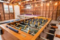 Charming Plymouth retreat • hot tub • fire pit