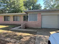 Family Friendly Mid Century Home in the heart of Texarkana TX